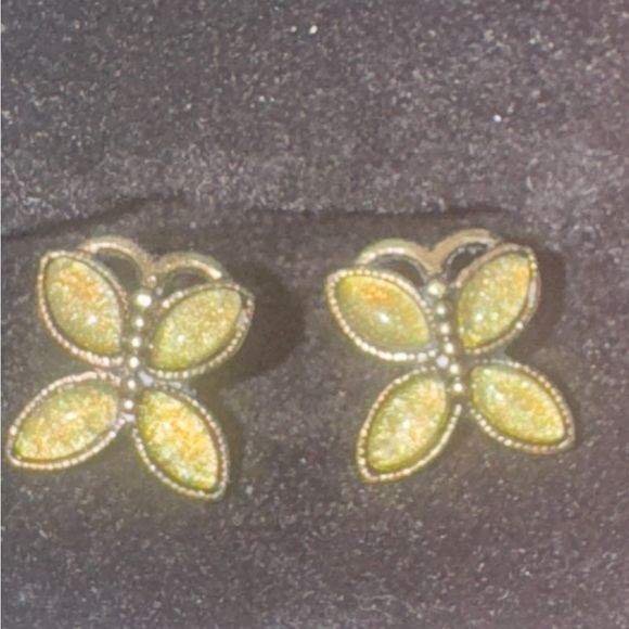 Vintage sparkly green peridot stone butterfly earrings gold - Picture 1 of 10